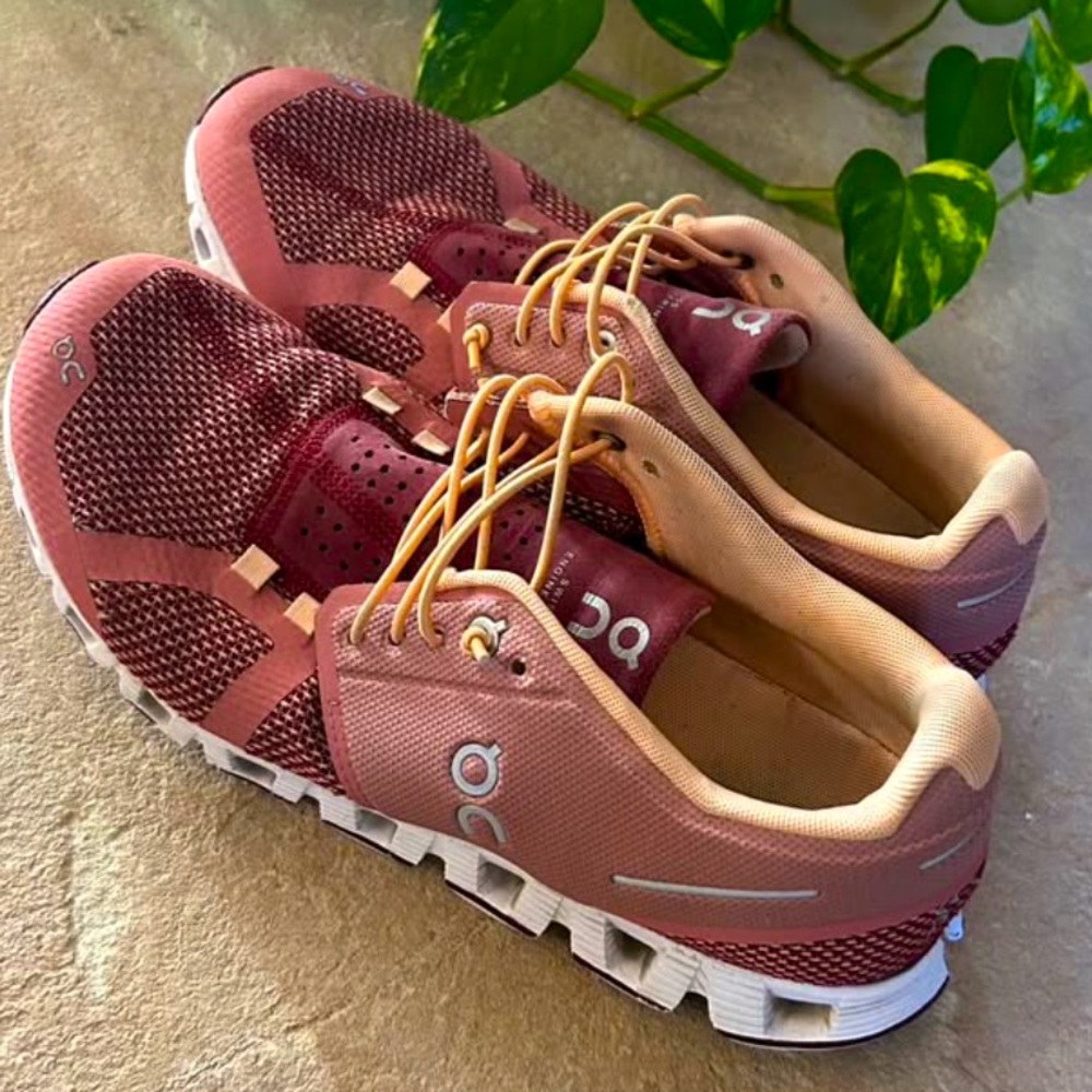 On Cloud women’s size 8.5